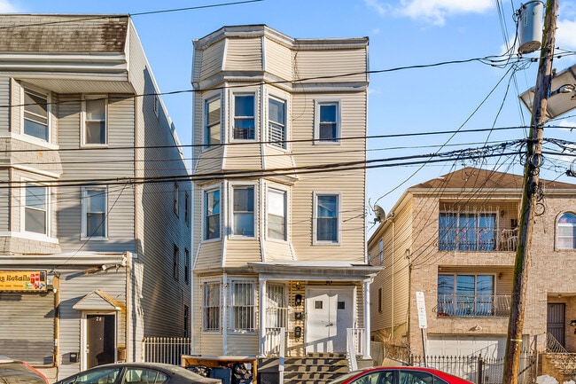 Building Photo - 30 Wainwright St Unit 1