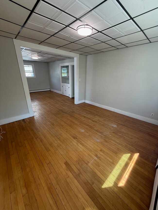 Living/Dining room space - 37 Mead St Unidad 37 mead  1