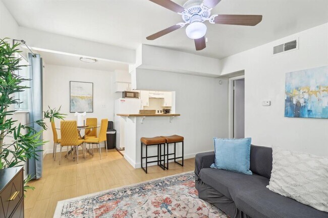 Photo - 3107 Speedway Unidad 106