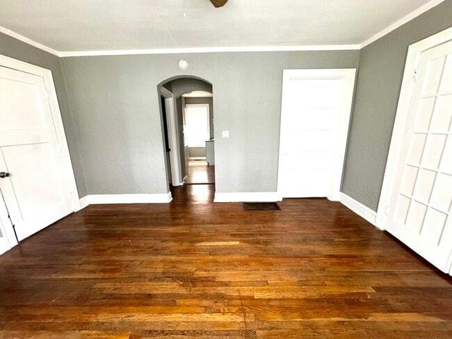 Building Photo - 4223 Ellenwood Ave Unit 102