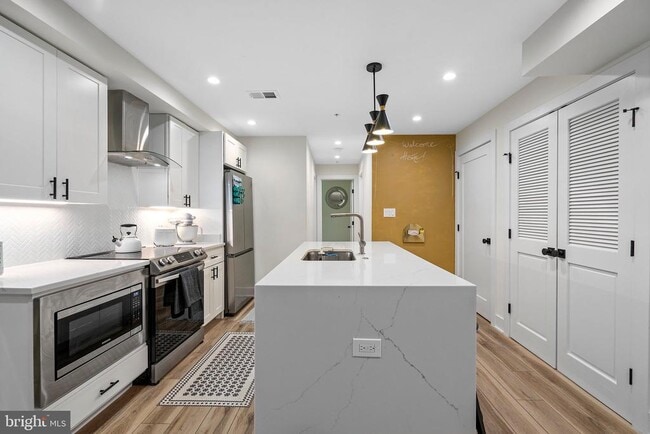 Building Photo - 1110 6th St NW Unit 1