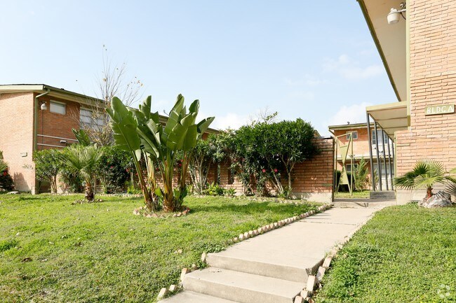 Photo - Glen Arbor Apartments