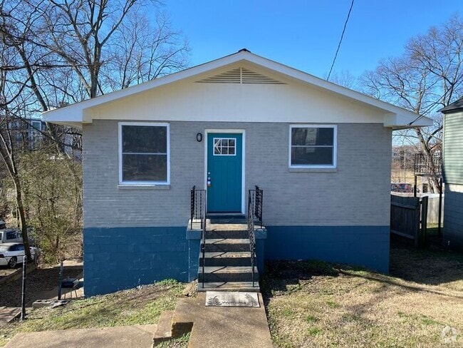 Building Photo - 2 Bed / 1 Bath apartment in triplex 2nd Av...