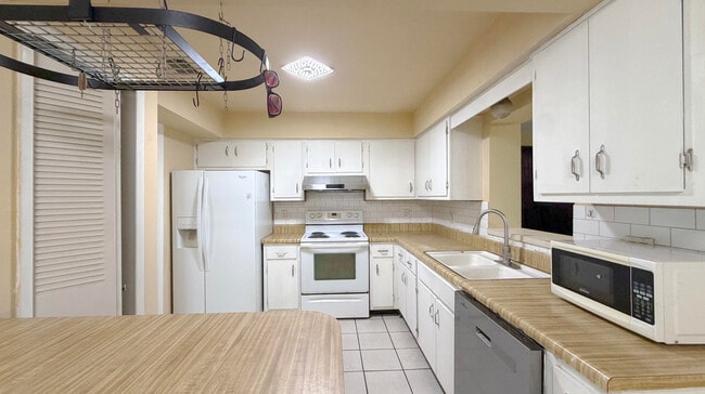 Photo - 889 Hendry Dr