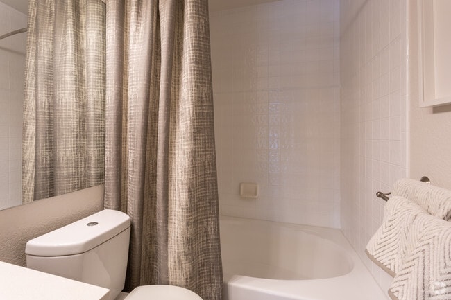 1BR, 1BA - 699 SF