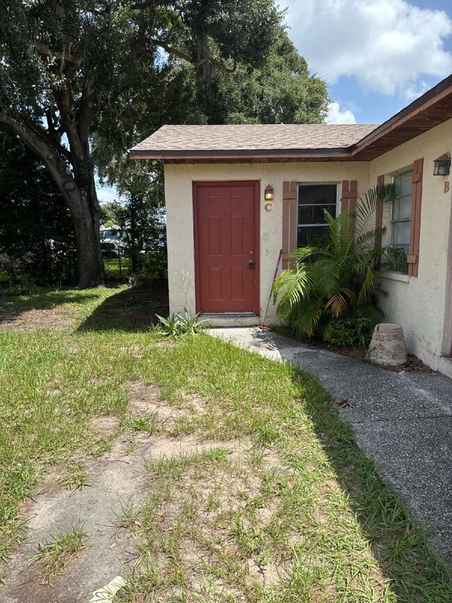 Building Photo - 2 bedroom 1 bath unit available for immedi... Rental