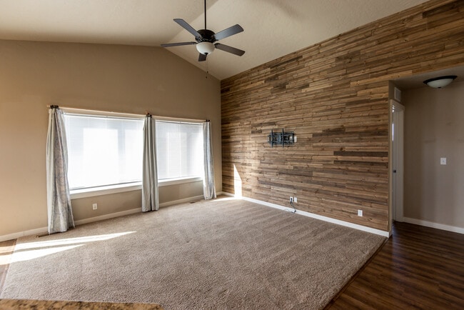 Photo - 2803 Tamarack St