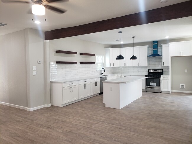 Hermosa cocina abierta - 936 W Austin St