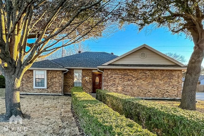 Building Photo - 701 Hillside Dr