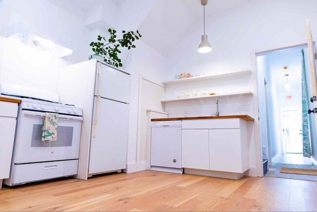 Building Photo - 6326 Germantown Ave Unit Apartment 1