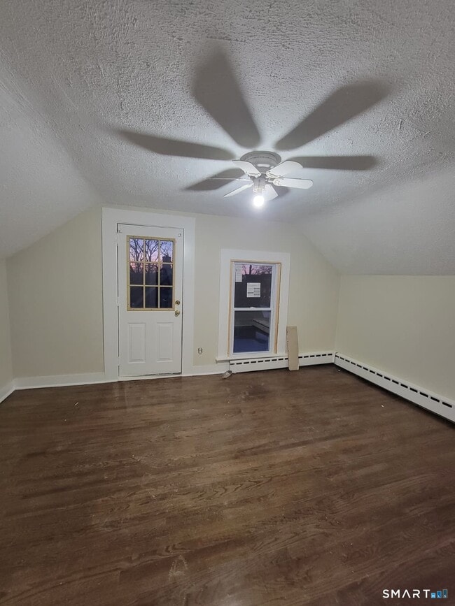 Building Photo - 260 Summit St Unit 3