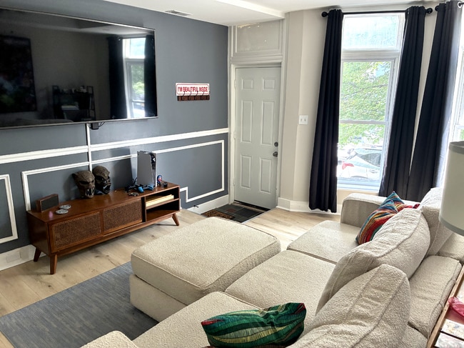 Photo - 832 W 35th St