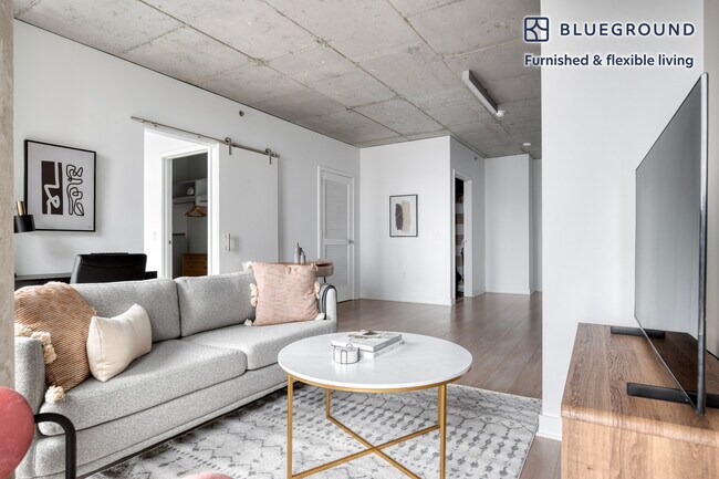 311 W Illinois St Unit GO FL15-ID825