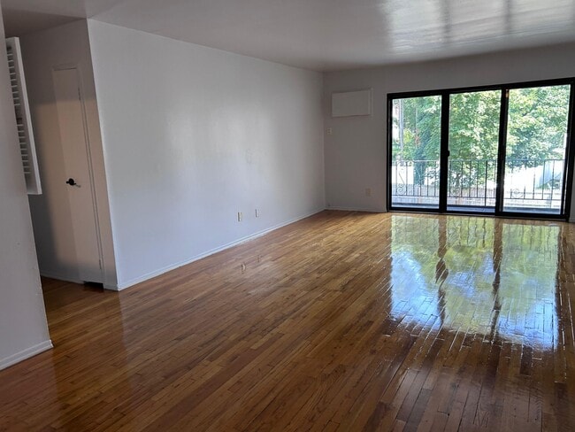 Photo - Hampshire Court Apartments Unit A06