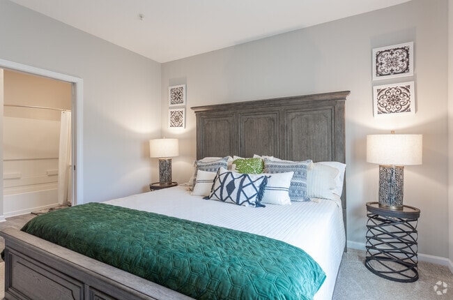 2BR, 2BA - 1075SF - Bedroom
