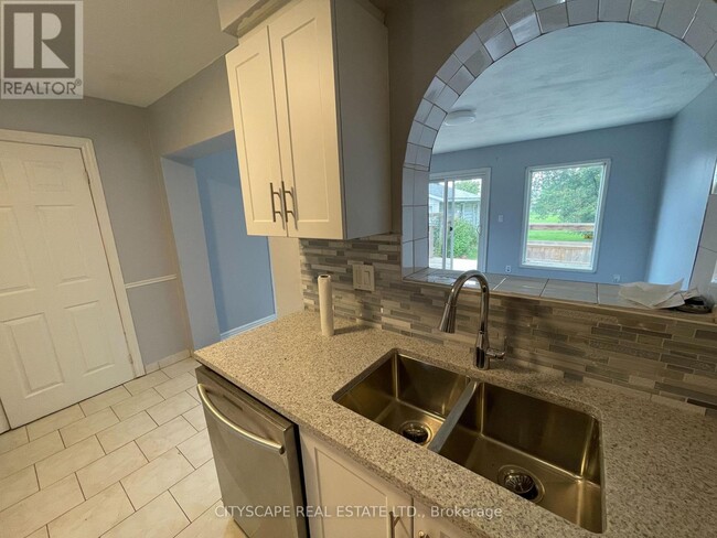 Photo - 594 Bunting Rd