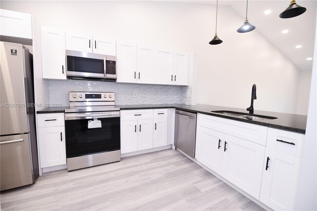 Building Photo - 2315 SW 22nd Ave Unit 2020