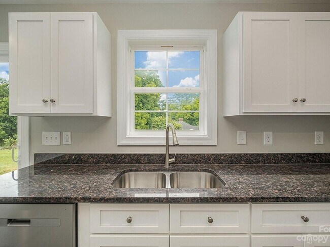 Photo - 3 Bedroom 2.5bathroom Townhome - Downtown !!