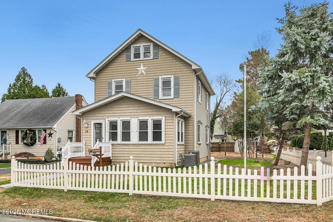 Building Photo - 18 Holly St