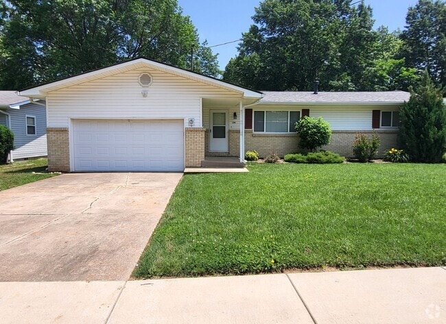 Building Photo - 3 Bedroom 2 Bath 2 Car Garage! Southeast! ... Rental