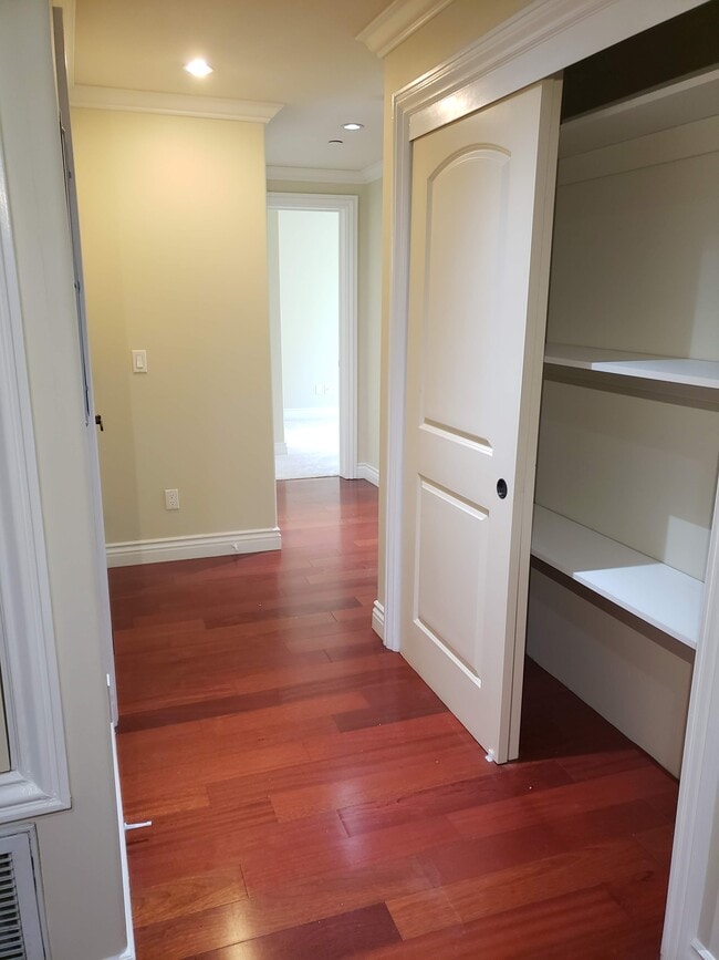 Armario del pasillo - 1135 S Shenandoah St Unidad 203