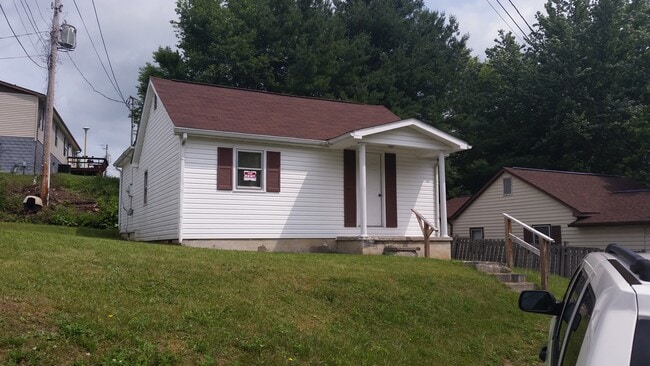 Building Photo - 209 Maple St