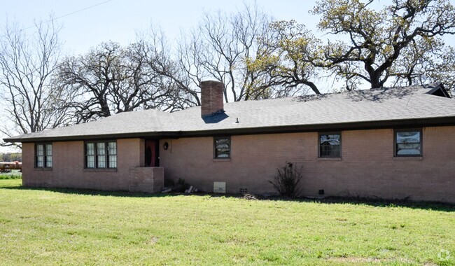 Building Photo - Cozy 3 Bedroom 2 Bath beautiful brick home...