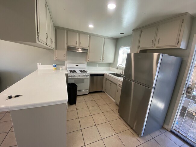 Kitchen (appliances included) - 1725 Buena Vista St