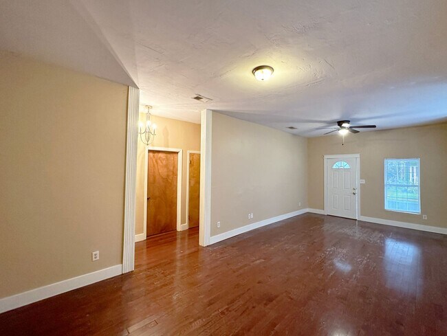 Photo - Lovely 3 Bedroom 2 Bathroom House