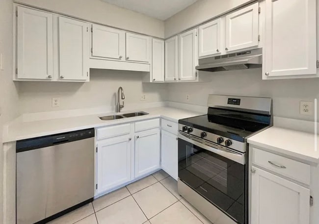 Photo - 2060 Tickford St