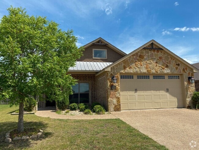 Building Photo - 4 Bedroom Single Famly Home Available Now!