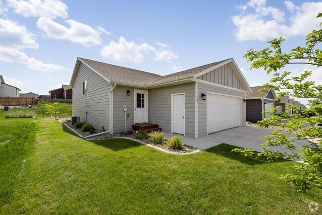 Building Photo - 4 BED | 2 BATH | DOUBLE GARAGE | RAPID VALLEY Rental