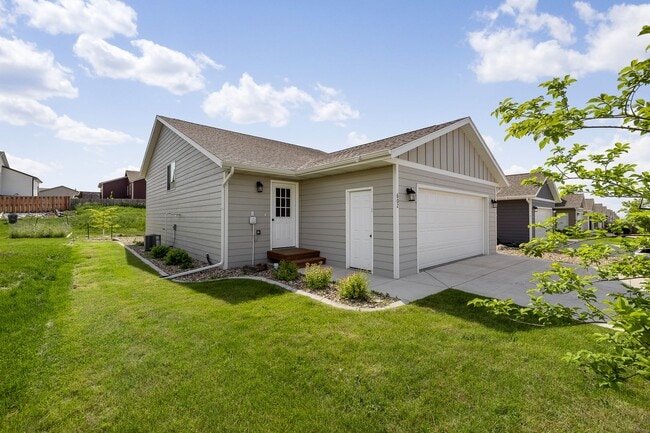 Building Photo - 4 BED | 2 BATH | DOUBLE GARAGE | RAPID VALLEY Rental