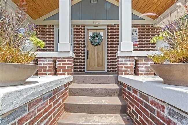 Photo - 1183 Ewing Pl SW