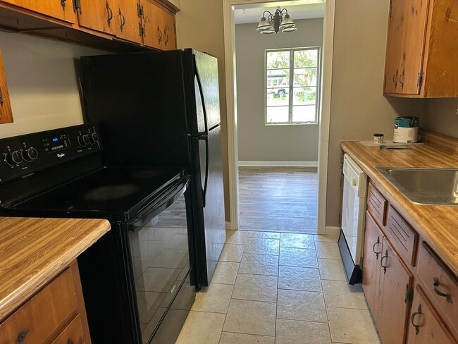 Photo - 404 Louis St