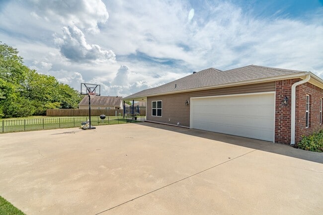 Photo - 3 Bedroom 2 Bath West Fay Home w/HUGE Backyard!