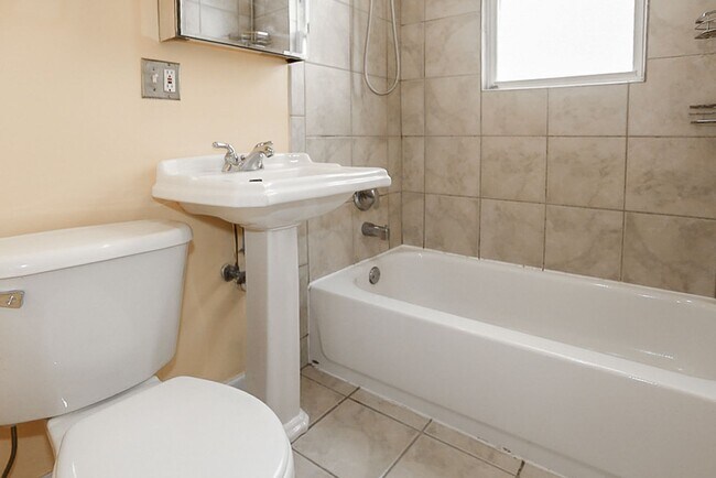 Photo - 628 W Roscoe St Unit 1N