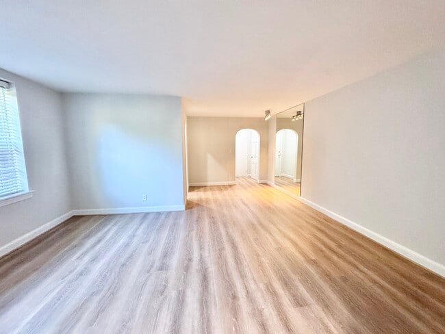 Building Photo - 22 S Old Glebe Rd Unit 106