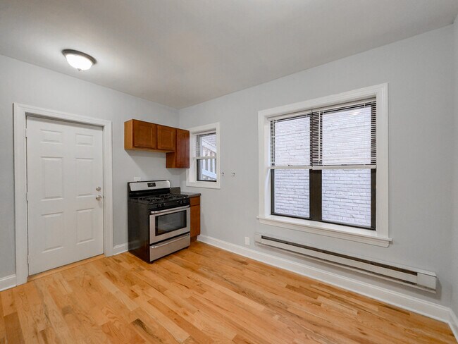 Photo - 3725 N Pine Grv Unidad W3