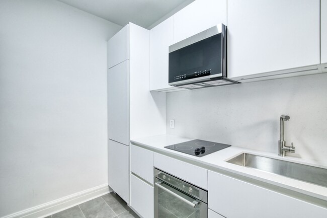 Photo - 2060 Rue du Fort Unit 8