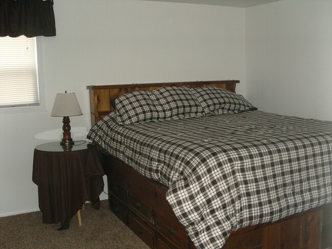 Building Photo - 461 E 2650 N Unit Apartment #4