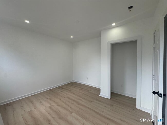 Building Photo - 142 Cowles St