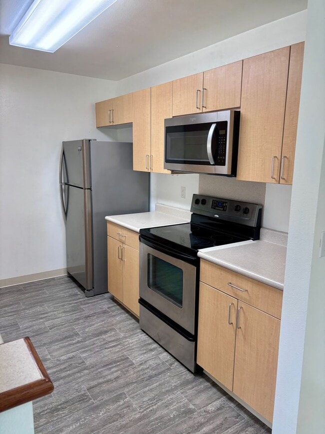 Building Photo - Rarely available 3 bedroom, 2 bath town-home with 2 assigned parking stalls in Island Courtyards ...