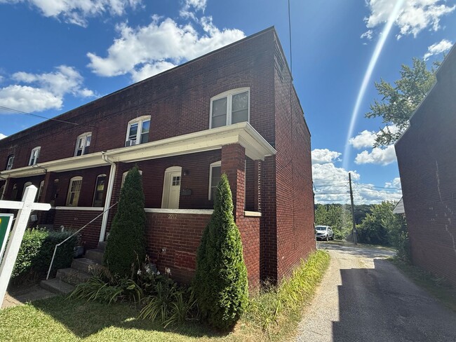 Building Photo - Charming Riverfront 2BR Walking Distance t... Rental