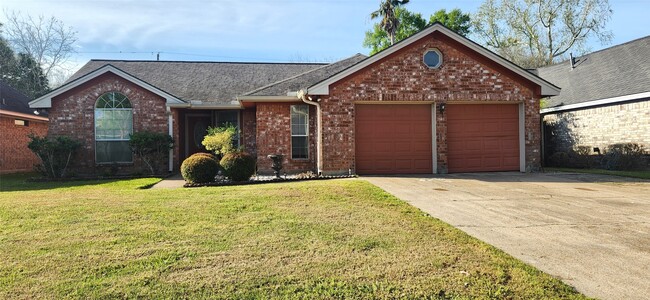 Building Photo - 704 Manor Dr