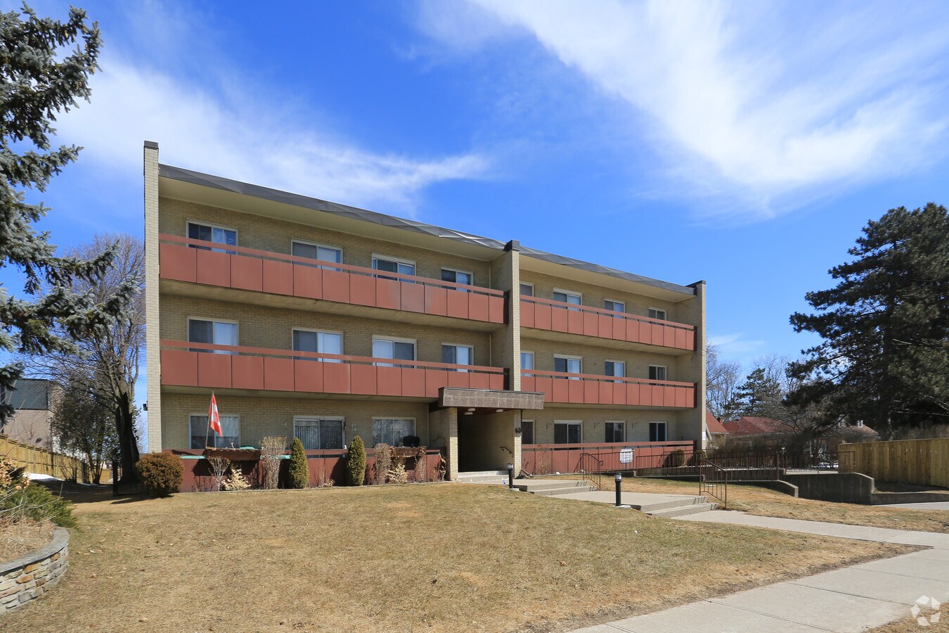 Photo - 60 River Rd E