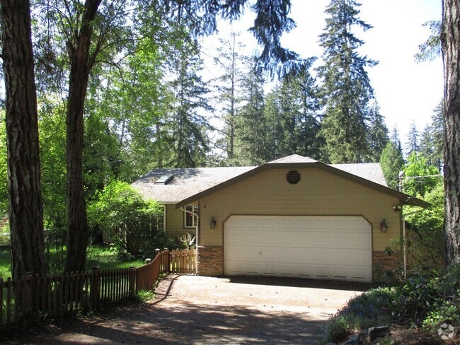 Building Photo - Charming Rambler in Lake Minterwood with P... Rental