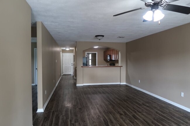 Photo - 715 Topsy Rd