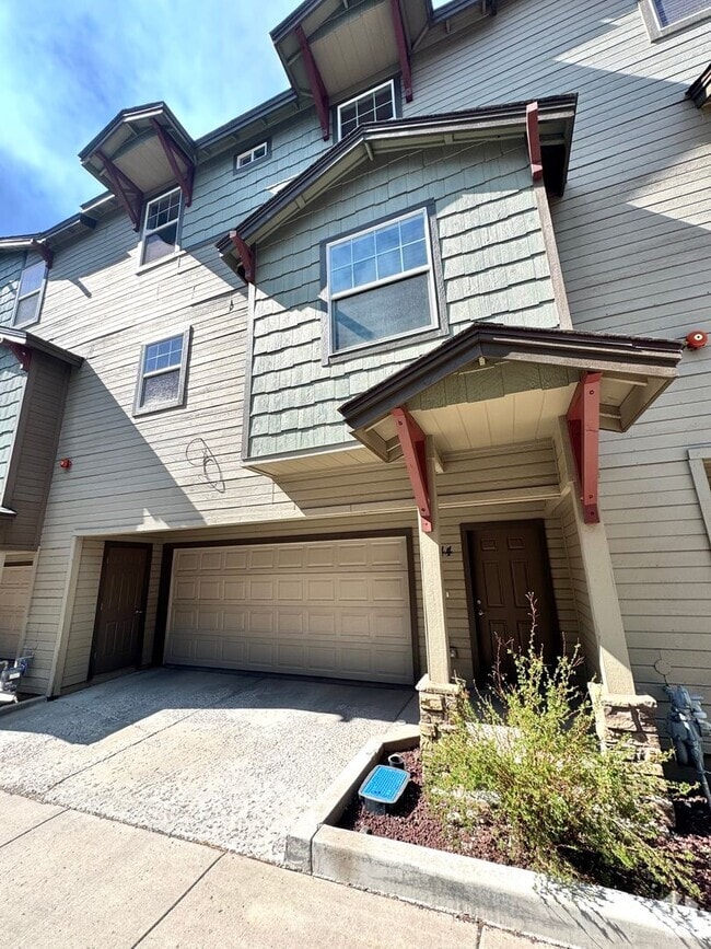 Building Photo - Spacious 4-Bedroom Townhouse in Prime Flag...