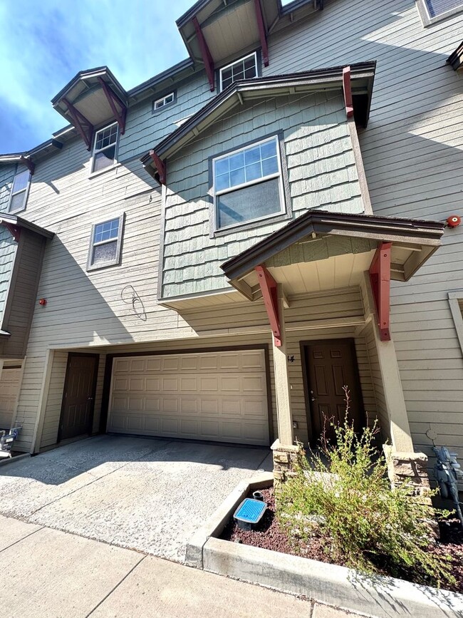 Spacious 4-Bedroom Townhouse in Prime Flag... - Spacious 4-Bedroom Townhouse in Prime Flag...